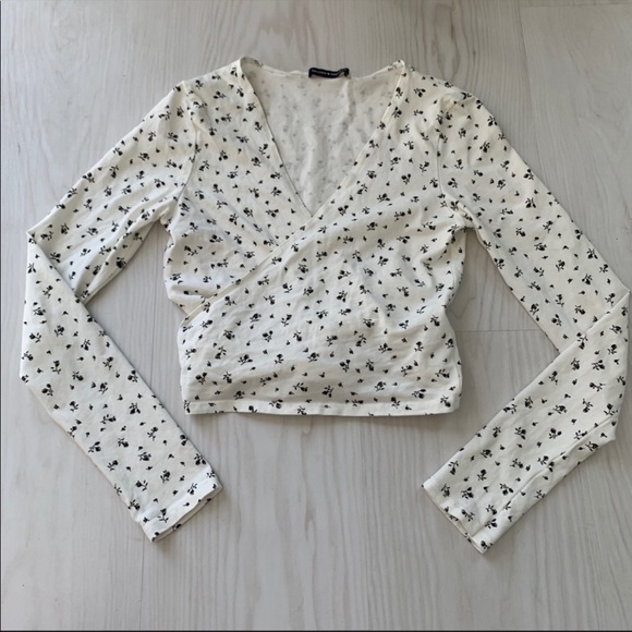 Brandy Melville White Dainty Floral Longsleeve True Wrap Top V Neck Size Small - Picture 2 of 3